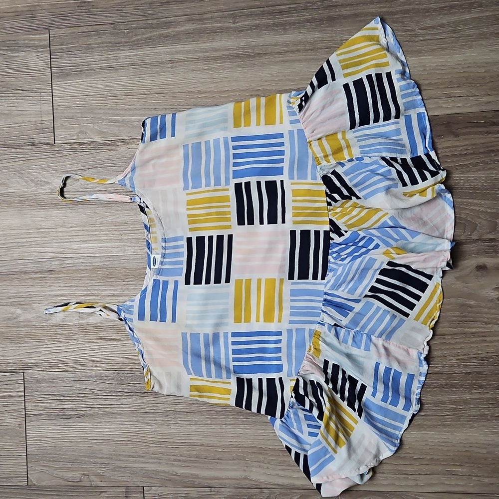 Old Navy Adjustable Spaghetti Strap Lighteweight Top With Ruffle Bottom Medium